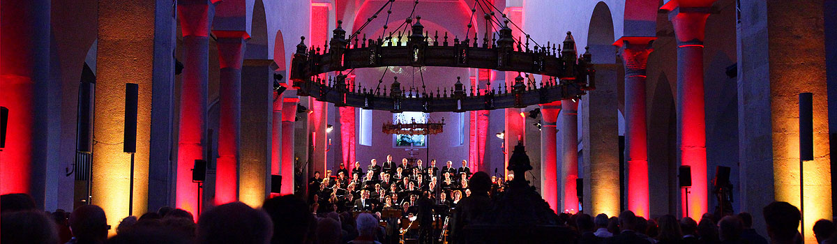 Die Hildesheimer Dommusik während der Aufführung des Orratoriums "Lux in tenebris" im stimmungsvoll illuminierten Hildesheimer Dom.
