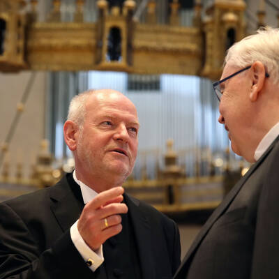 Landessuperintendent Eckard Gorka unterhält sich im Dom mit Bischof Norbert Trelle.