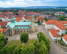 Bild aus der Luft mit Blick auf Dom und Domhof in Hildesheim