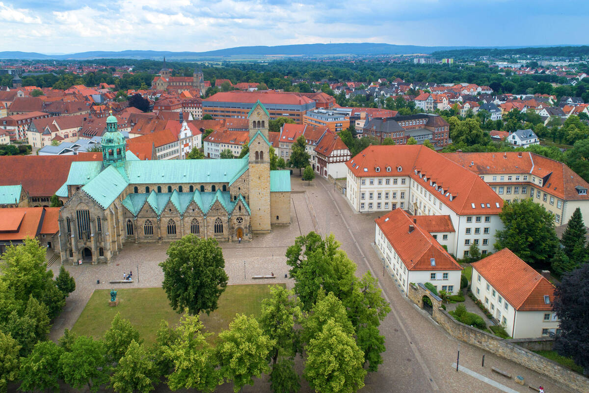 DJI Luftbild Dom Bild aus der Luft mit Blick auf Dom und Domhof in Hildesheim
