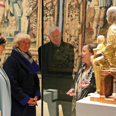 Museumsdirektorin Dr. Claudia Höhl (rechts) stellt der Bundestagsabgeordneten Ute Bertram (links) und Kulturstaatsministerin Monika Grütters die Goldene Madonna vor. Weihbischof Dr. Nikolaus Schwerdtfeger hört ebenfalls zu.