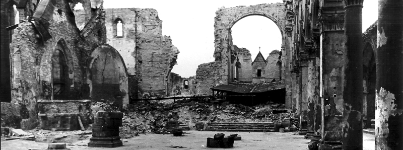 Der Dom nach der Bombardierung am 22. März 1945.