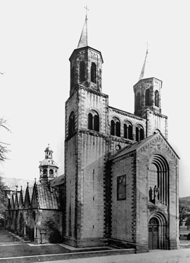 Das Westwerk des Hildesheimer Doms vor der Zerstörung im Jahr 1945.