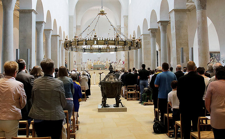 Gottesdienst im Hildesheimer Dom - Aufnahme vom Eingang mit Blick zum Altar