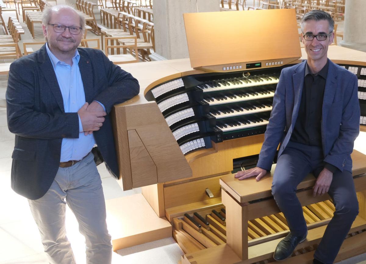 Dommusikdirektor Thomas Viezens (rechts) mit Domkantor Stefan Mahr.
