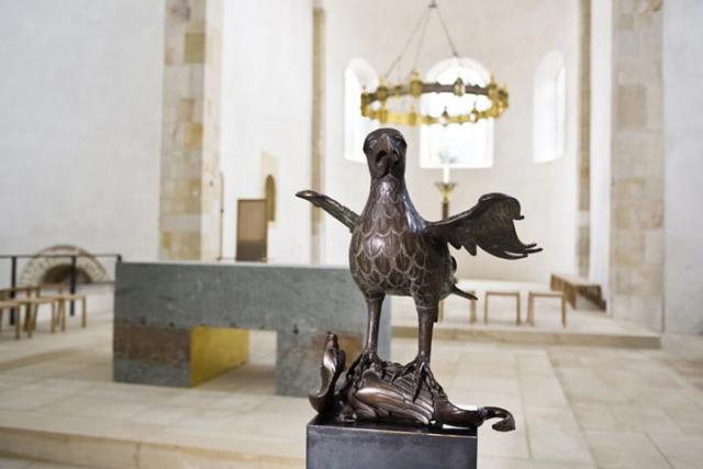 Das bronzene Adlerpult im Hildesheimer Dom.