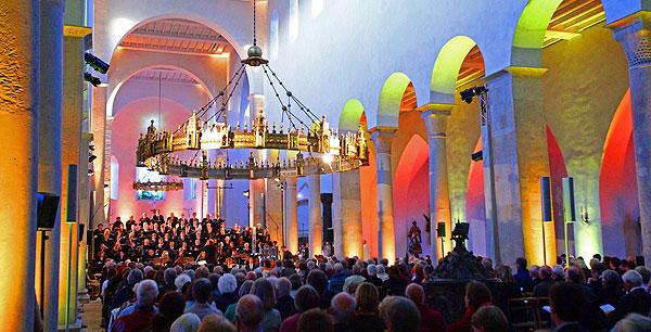 Der Hildesheiemr Dom ist bunt beleuchtet, während ein großes Publikum die Aufführung des Dom-Oratoriums verfolgt.