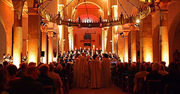 Publikum und Chor im stimmungsvoll illuminierten Hildesheimer Dom während der Aufführung des Oratoriums "Lux in tenebris".